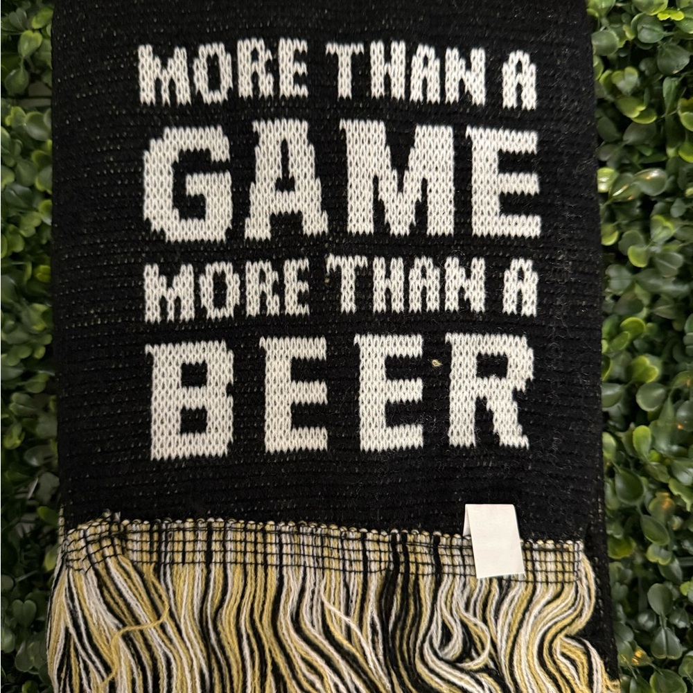 Guinness's Black and White Knit Scarf